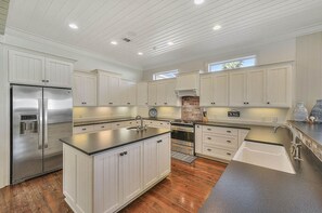 House, 5 Bedrooms | Private kitchen