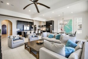 ハウス ベッド (複数台) | リビングルーム | 薄型テレビ