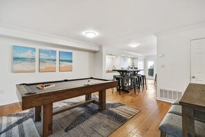 Rumah, Beberapa Tempat Tidur | Ruang keluarga | TV dan foosball