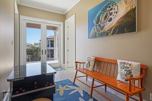 Casa, 5 habitaciones | Sala de estar | Televisión de pantalla plana y futbolito 