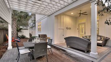 House, 5 Bedrooms | Balcony