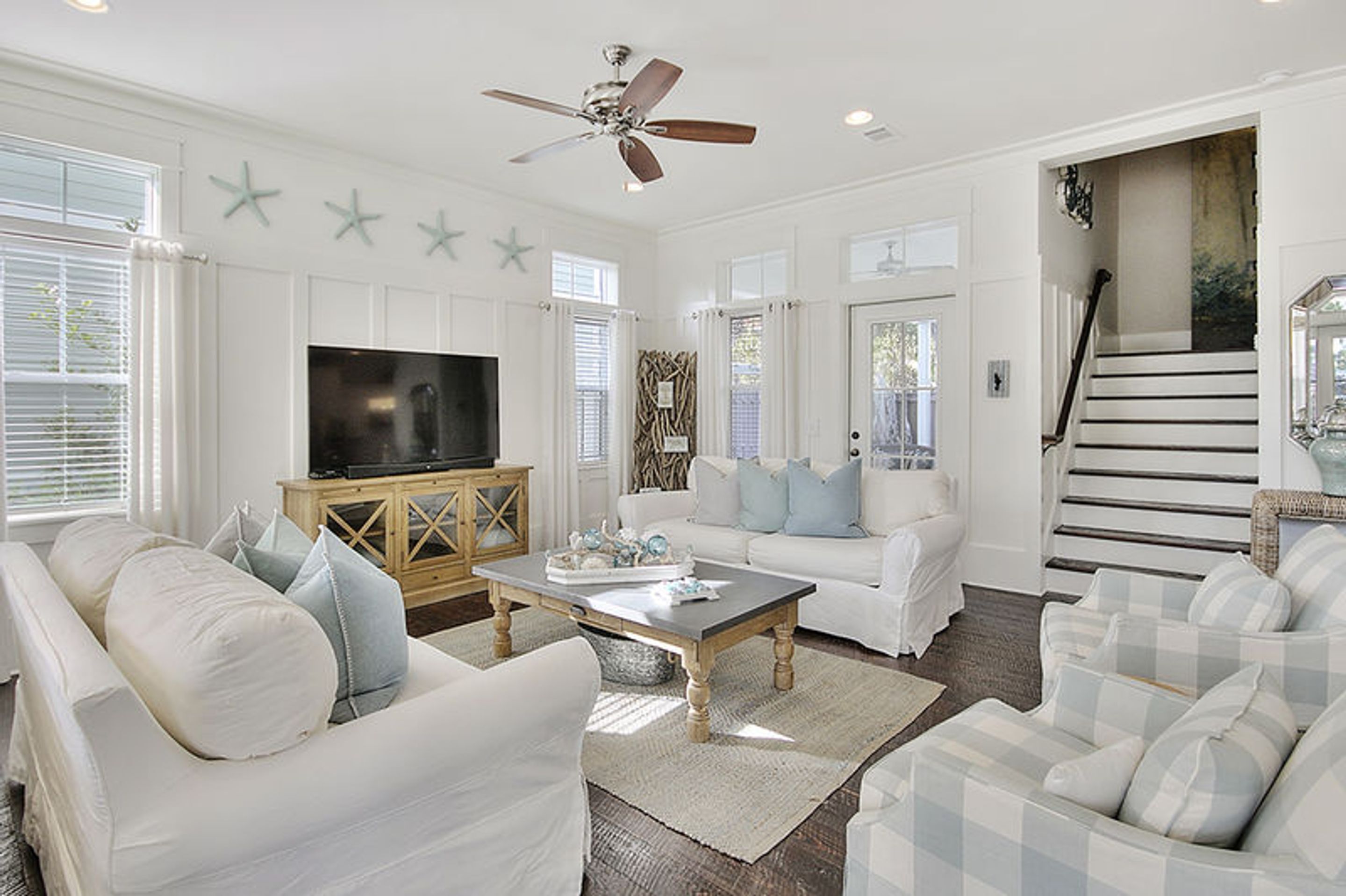 House, 5 Bedrooms | Living room | LCD TV, DVD player