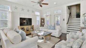 House, 5 Bedrooms | Living room | LCD TV, DVD player