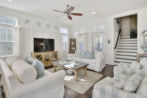 Casa, 5 habitaciones | Sala de estar | Televisión LCD y reproductor de DVD