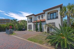 House, 5 Bedrooms | Exterior