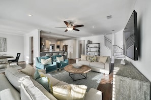 House, 5 Bedrooms | Living room