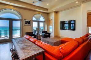 House, 5 Bedrooms | Living room