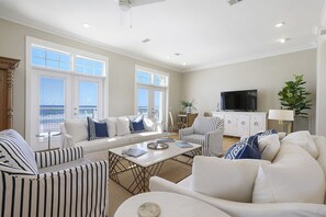 Huis, 5 slaapkamers | Woonkamer | Een televisie