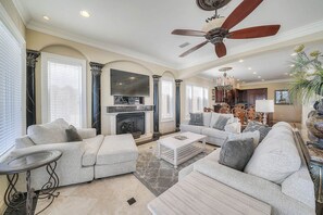 House, 4 Bedrooms | Living room
