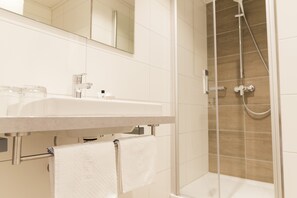 Hårføner og håndklær