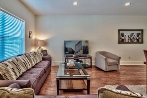 House, 4 Bedrooms | Living room | Flat-screen TV, DVD player