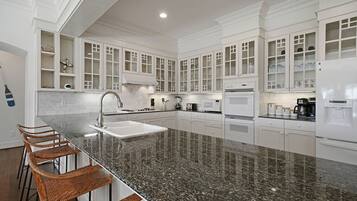 House, 6 Bedrooms | Private kitchen | Microwave, oven