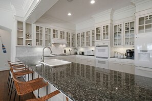 House, 6 Bedrooms | Private kitchen