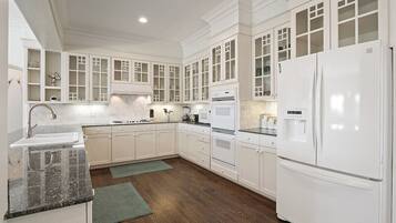 House, 6 Bedrooms | Private kitchen | Microwave, oven