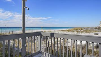 House, 6 Bedrooms | Balcony