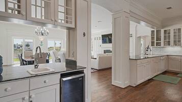 House, 6 Bedrooms | Private kitchen | Microwave, oven