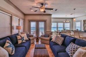 Talo, useita sänkyjä | Olohuone | Taulutelevisio, takka, DVD-soitin