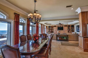 Casa, 4 habitaciones | Restaurantes