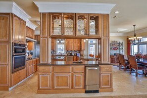 House, 4 Bedrooms | Private kitchen