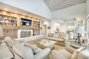 Casa, 4 habitaciones | Sala de estar | Televisión de pantalla plana, chimenea y reproductor de DVD