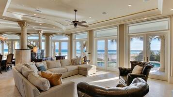 Nhà, nhiều giường | Phòng khách | TV màn hình phẳng, lò sưởi