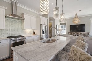 House, 6 Bedrooms | Private kitchen | Microwave - Don't Worry Beach Happy by Five Star Properties (Miramar Beach)