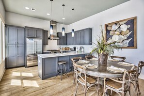 House, 6 Bedrooms | Private kitchen | Microwave