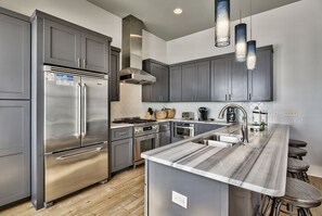 House, 6 Bedrooms | Private kitchen | Microwave