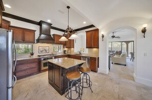 House, 6 Bedrooms | Private kitchen | Microwave