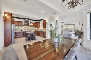 House, 6 Bedrooms | Private kitchen | Microwave