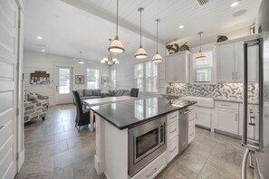 House, 4 Bedrooms | Private kitchen