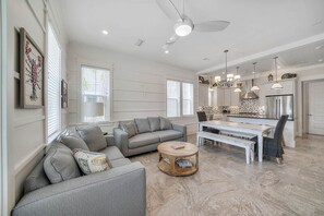 Talo, 4 makuuhuonetta | Olohuone | Televisio