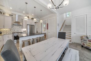 House, 4 Bedrooms | Private kitchen