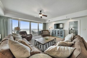 Condo, 5 Bedrooms | Living room
