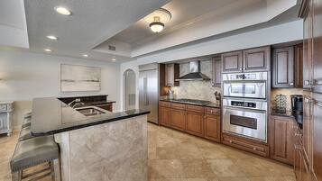 Condo, 5 Bedrooms | Private kitchen | Microwave