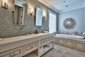 House, Multiple Beds | Bathroom | Combined shower/bathtub, towels