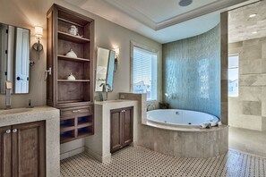 House, Multiple Beds | Bathroom | Combined shower/tub, towels