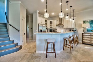 House, 4 Bedrooms | Private kitchen