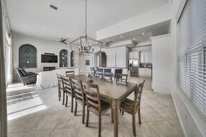 House, 5 Bedrooms | Dining