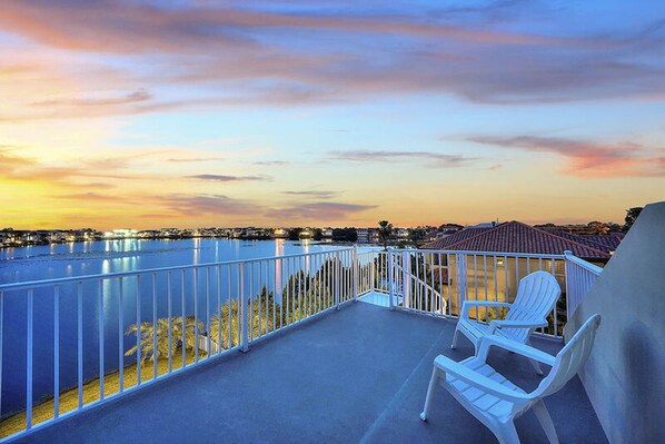 House, 5 Bedrooms | Balcony