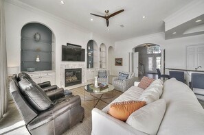 House, 5 Bedrooms | Living room