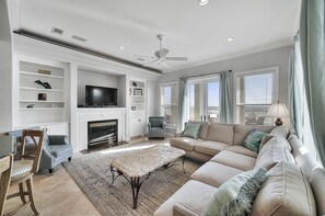 House, 5 Bedrooms | Living room