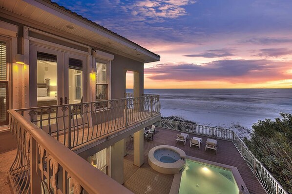 House, 5 Bedrooms | Balcony