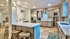 House, 4 Bedrooms | Private kitchen | Mini-fridge, microwave