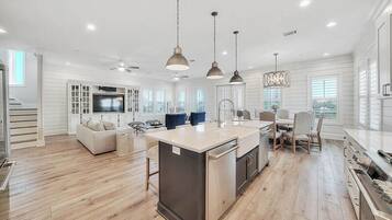 House, 6 Bedrooms | Private kitchen | Mini-fridge, microwave, dishwasher, coffee/tea maker