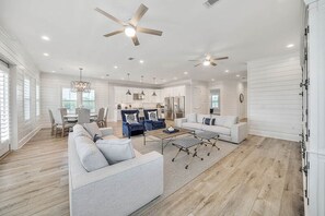 Huis, 6 slaapkamers | Woonkamer | Een televisie en tafelvoetbal