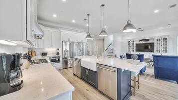 House, 6 Bedrooms | Private kitchen | Mini-fridge, microwave, dishwasher, coffee/tea maker