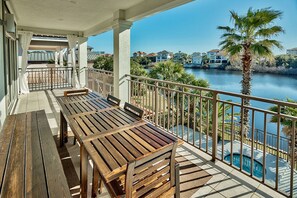 Casa, 4 habitaciones | Balcón