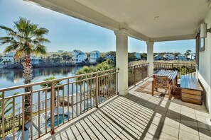 House, 4 Bedrooms | Balcony