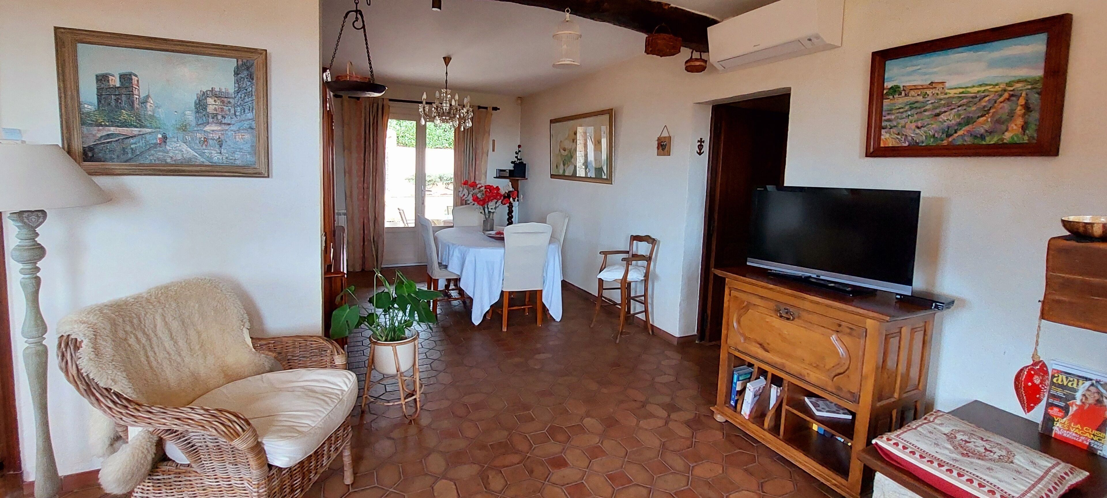 Televisie, een open haard, een dvd-speler en een tafeltennistafel